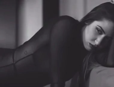 Έλενα Κρεμλίδου: Φωτογραφίζεται με τα απολύτως απαραίτητα και αναστατώνει (φώτο-βίντεο)